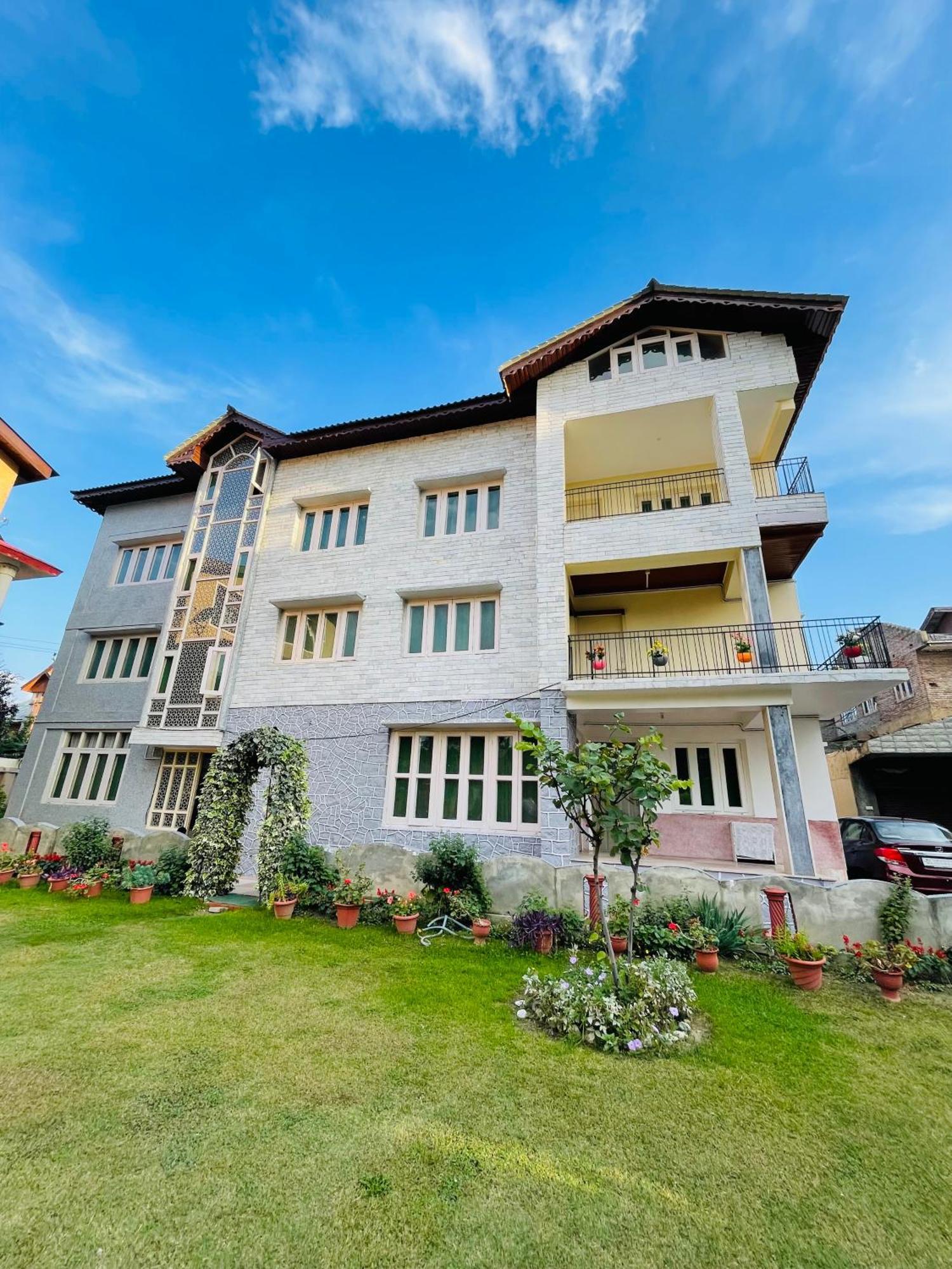 The Khayabaan - Luxurious Home Stay Away From Home Srinagar  Exterior photo