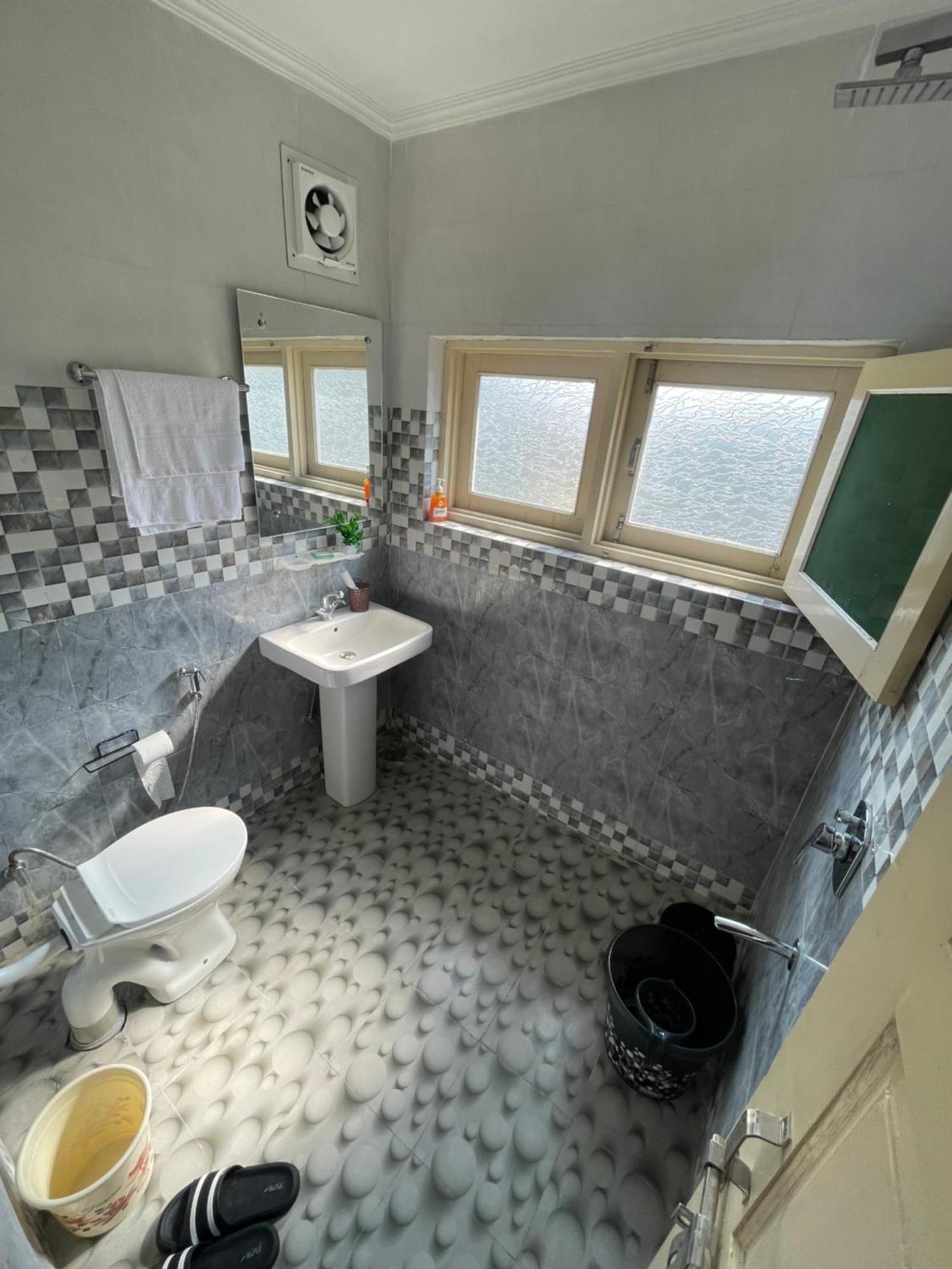 The Khayabaan - Luxurious Home Stay Away From Home Srinagar  Exterior photo
