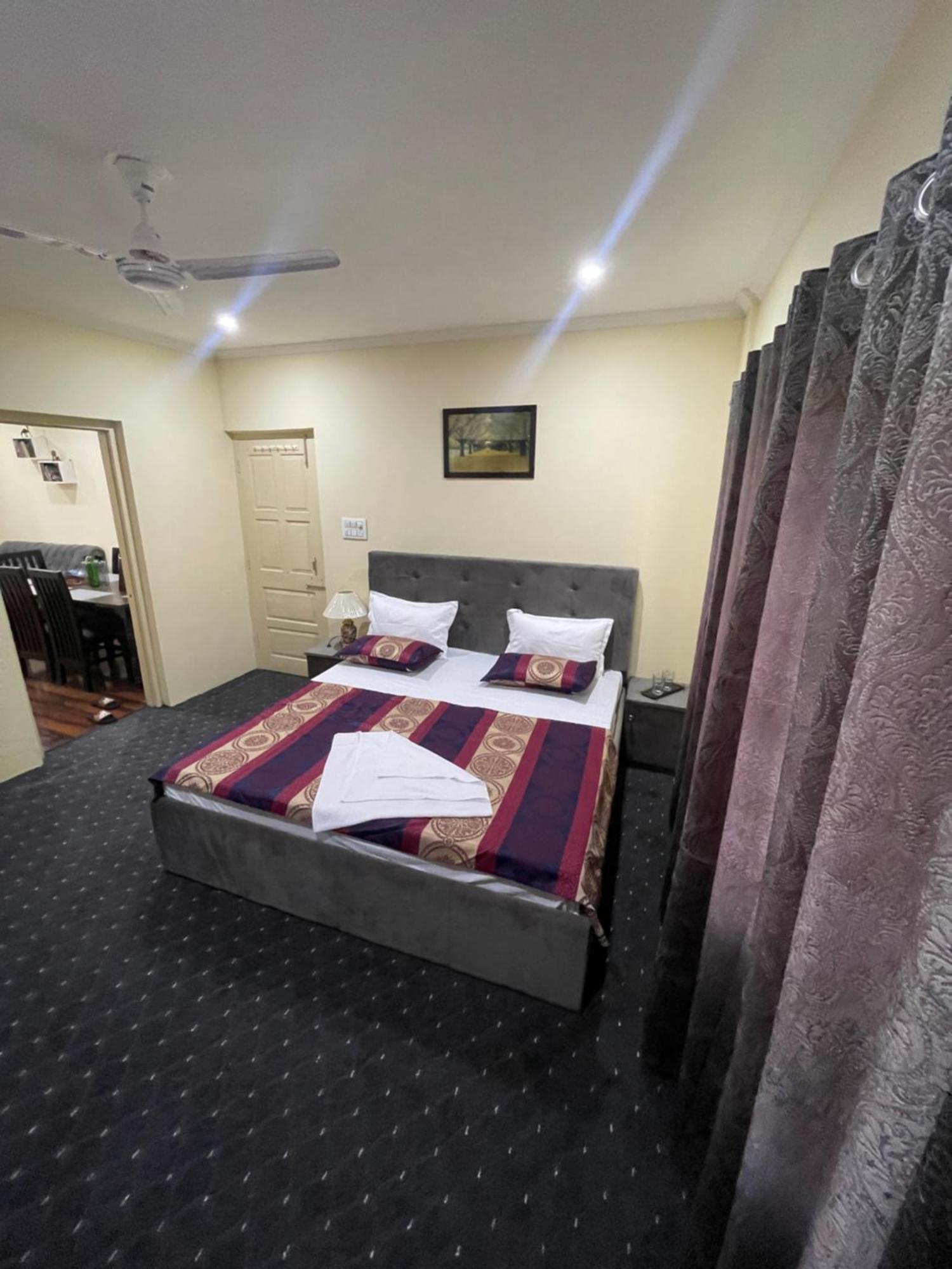 The Khayabaan - Luxurious Home Stay Away From Home Srinagar  Exterior photo