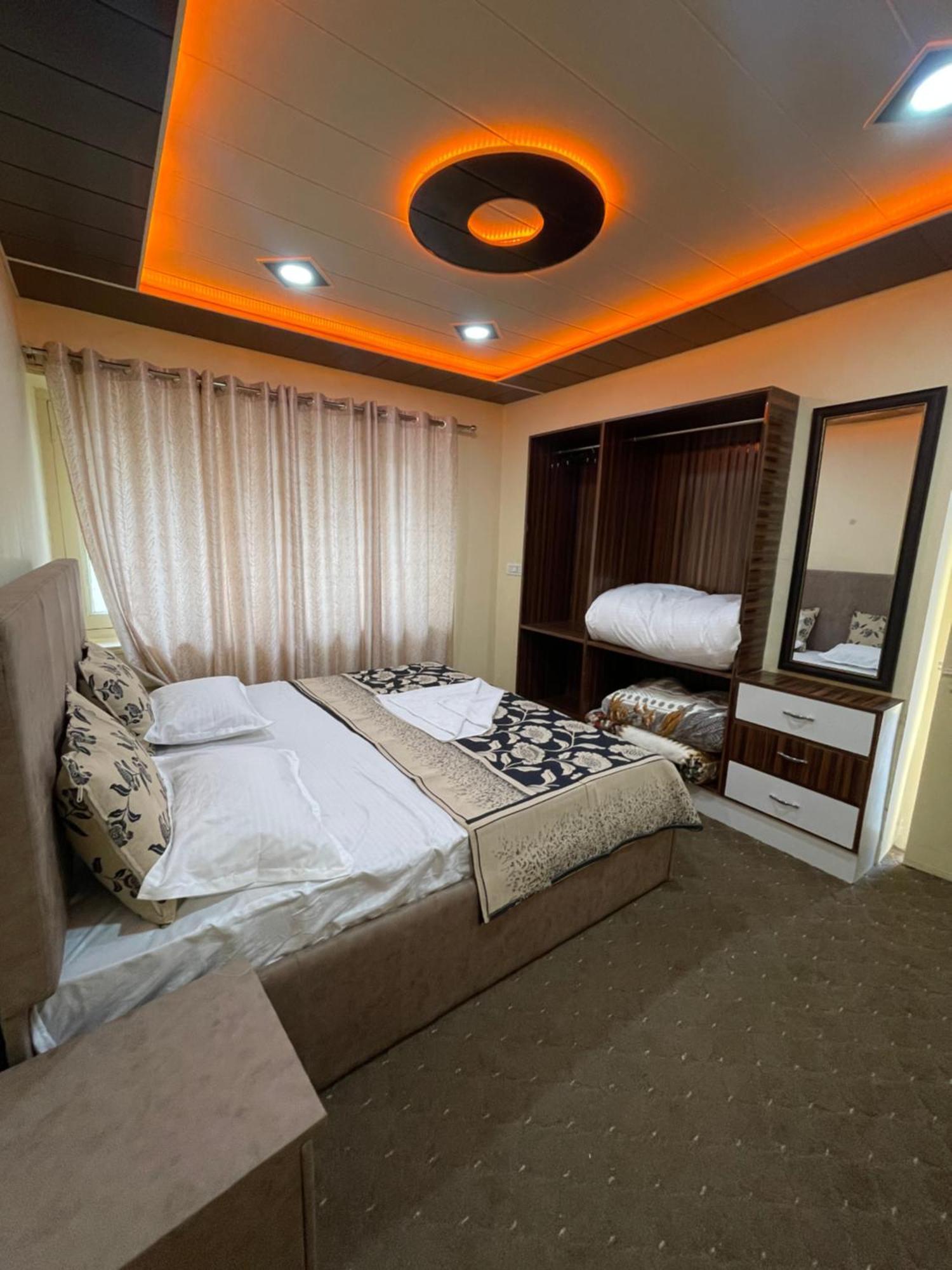 The Khayabaan - Luxurious Home Stay Away From Home Srinagar  Exterior photo