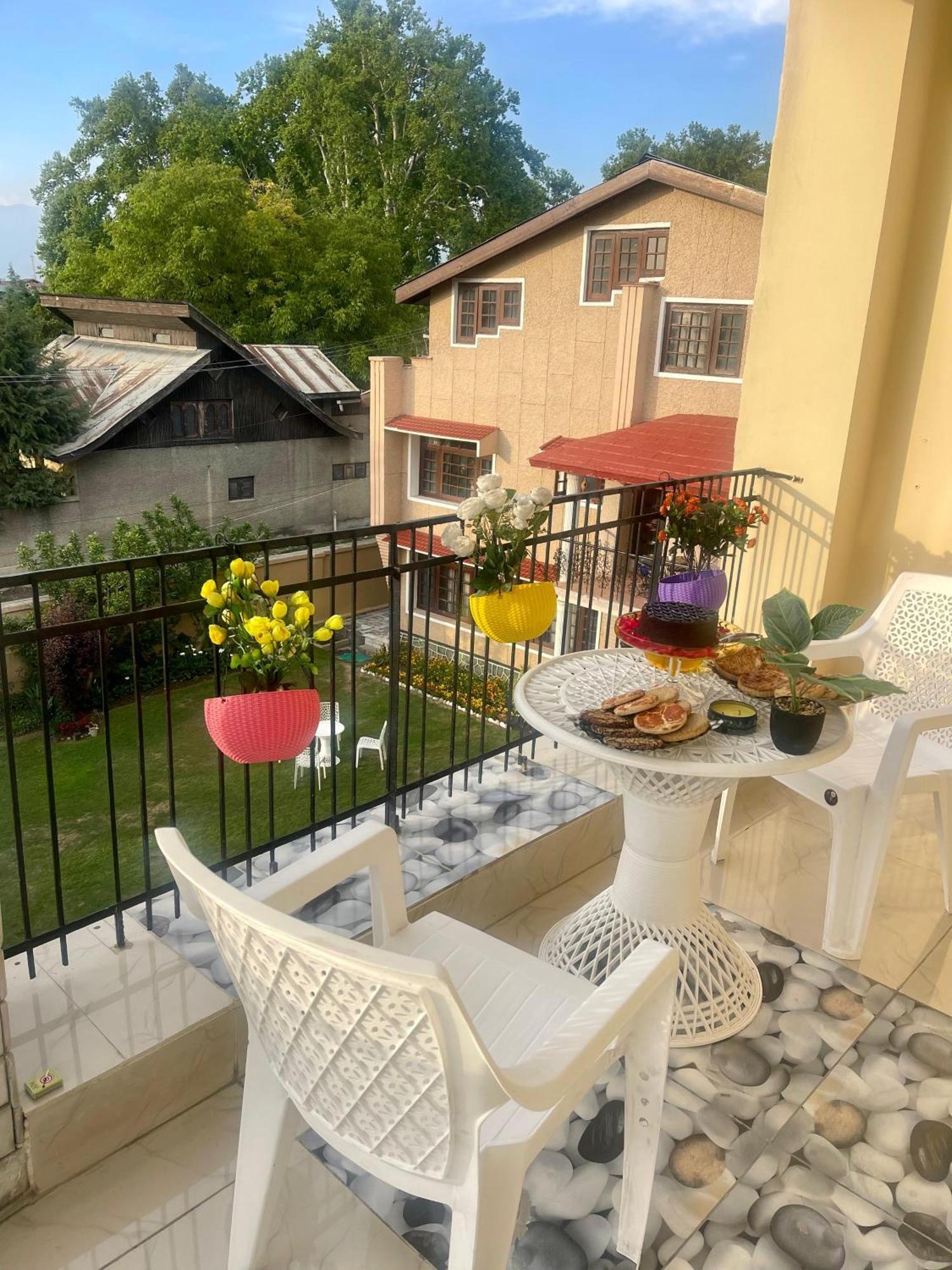 The Khayabaan - Luxurious Home Stay Away From Home Srinagar  Exterior photo