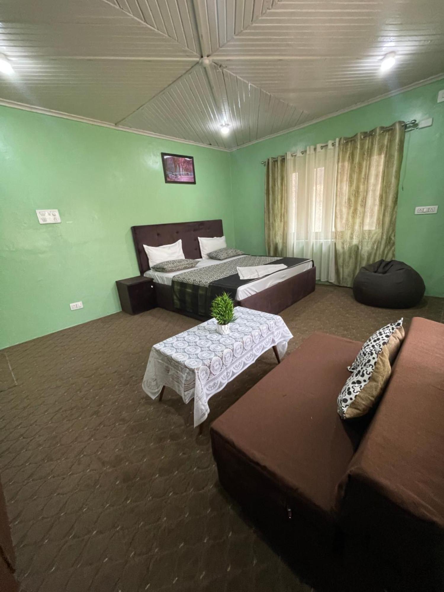 The Khayabaan - Luxurious Home Stay Away From Home Srinagar  Room photo
